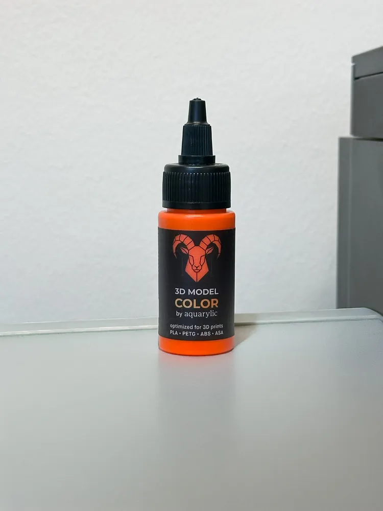 3D-Model-Color-Dropper-Flasche: Durch das Steinbock-Fenster im Etikett ist die orange Farbe in der Flasche sichtbar