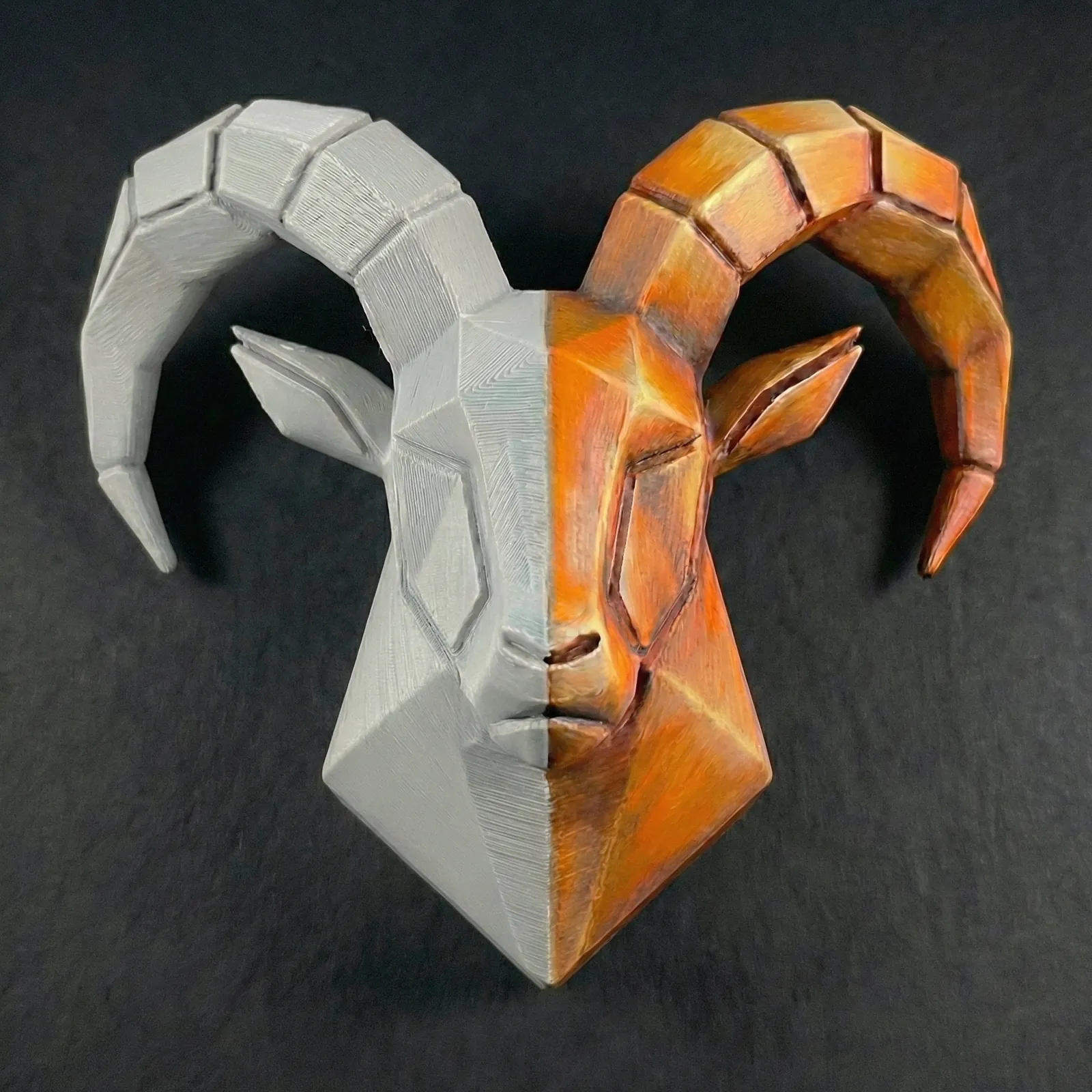 3D-gedruckter Steinbock-Kopf – links ungefärbter grauer 3D-Druck, rechts mit 3D Model Color orange bemalt