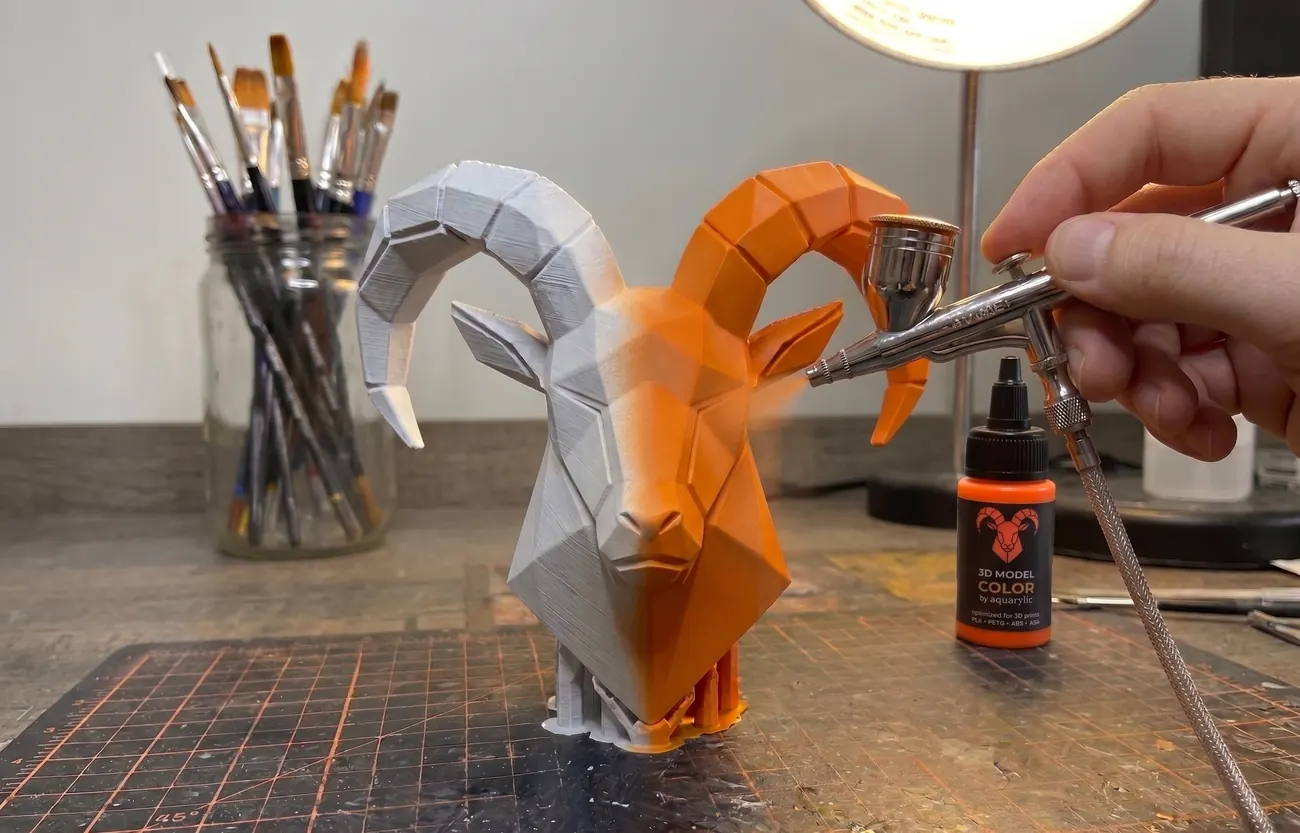 3D-gedruckter Steinbock wird mit Airbrush und 3D Model Color bemalt